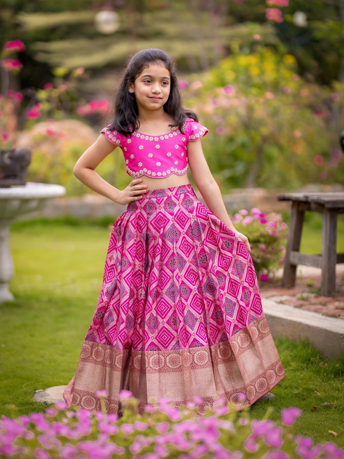Jhilmil gulabi patola